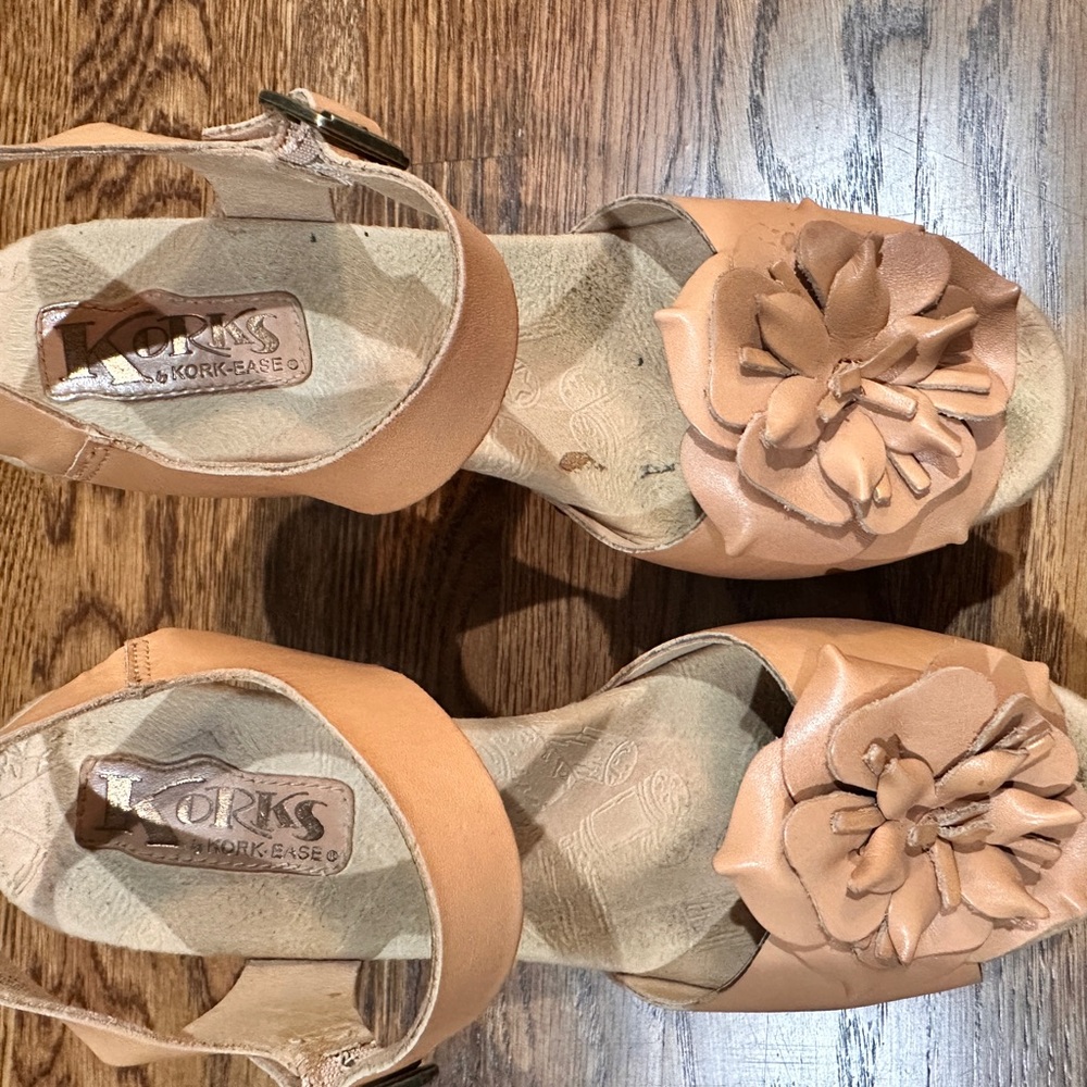 Kork-Ease Women's Aralyn Natural Sandals with Floral Detail